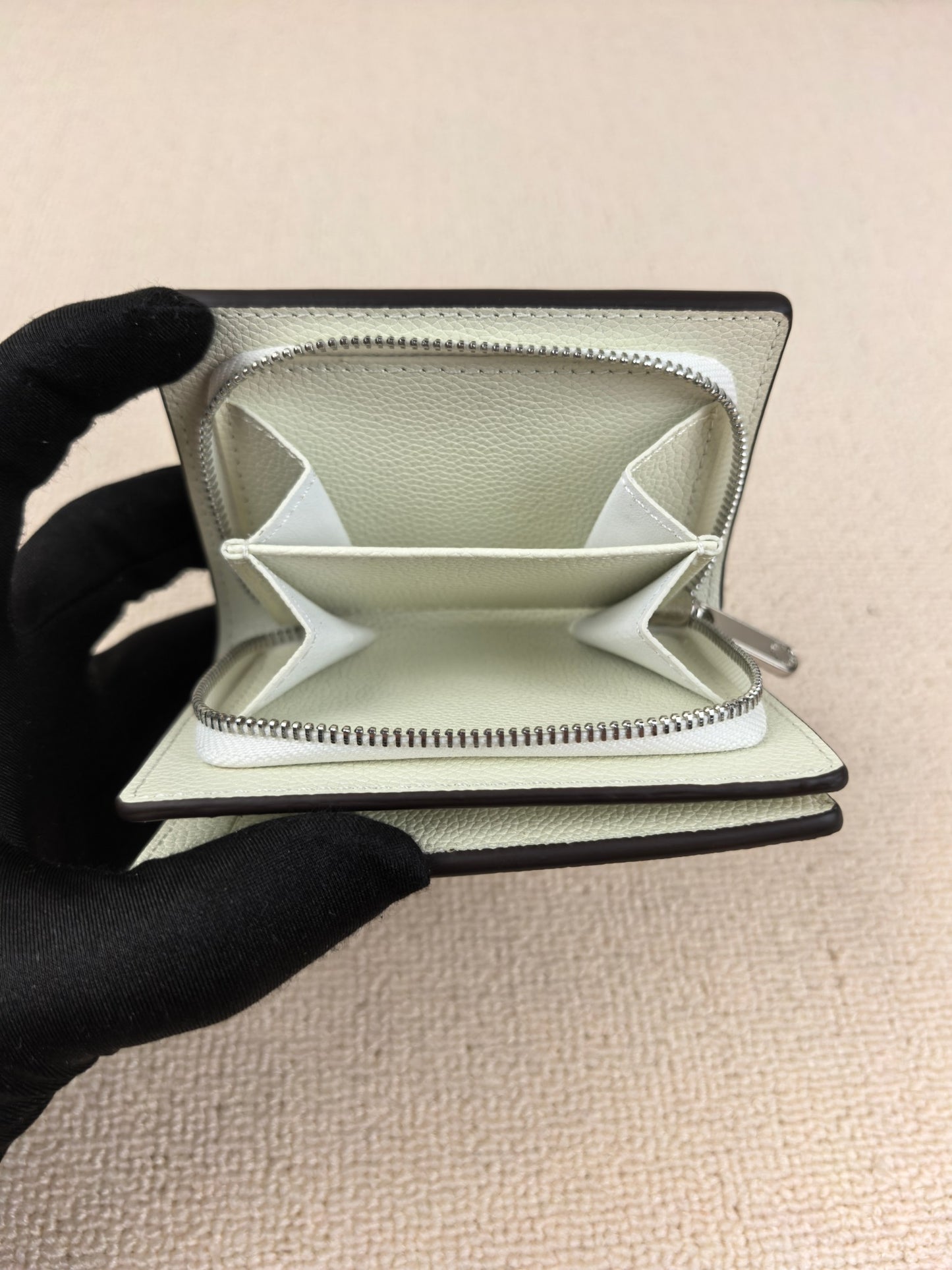 Openwork carving wallet