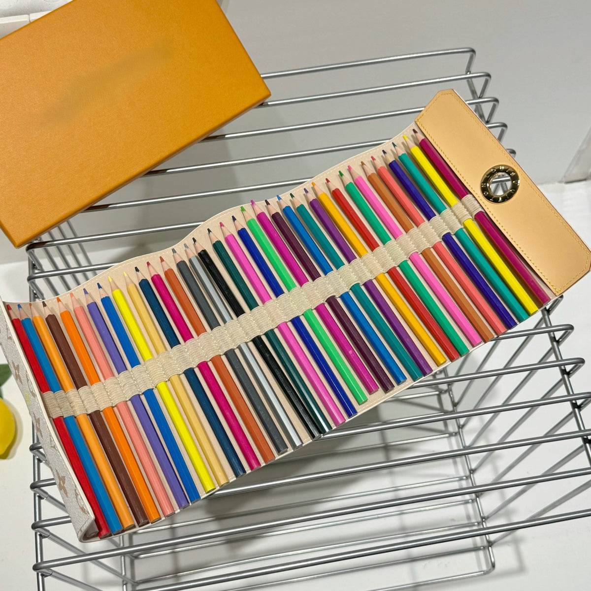 Colored pencil set