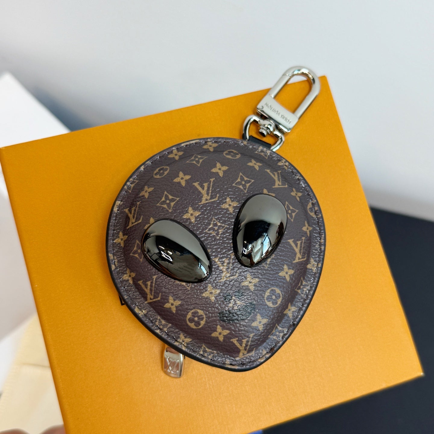 Alien bag charm airpodscase