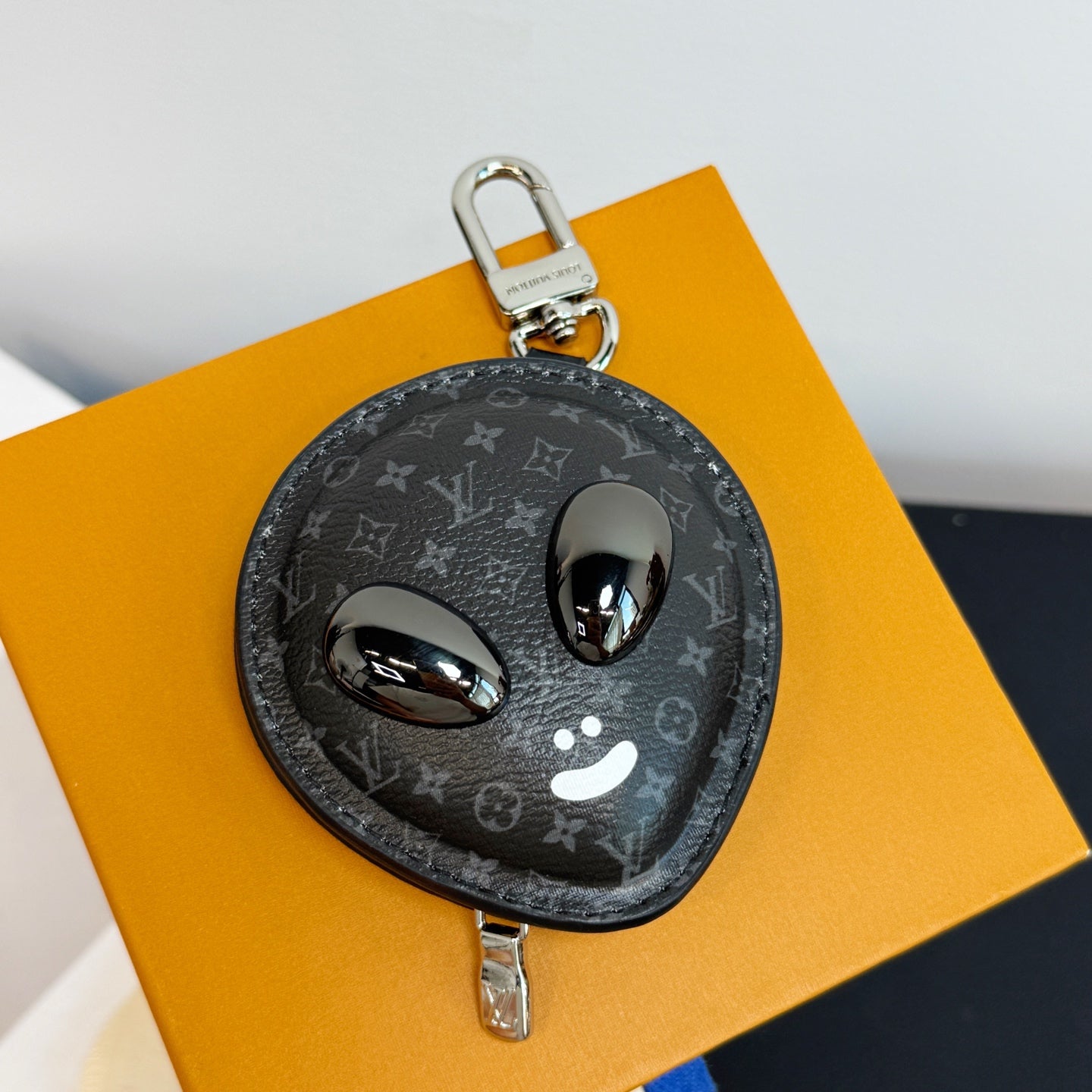 Alien bag charm airpodscase