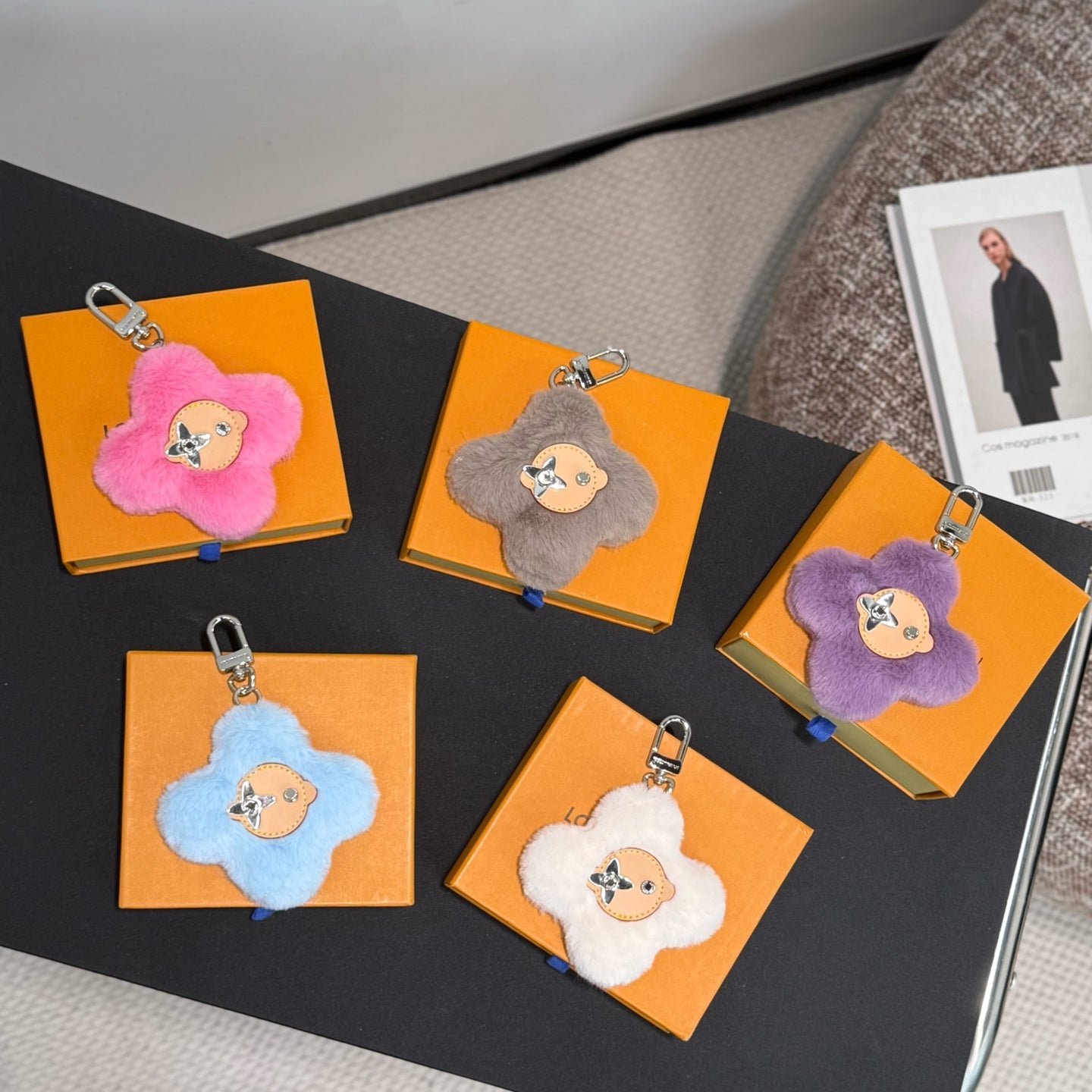 Vivinne fluffy pompom charm