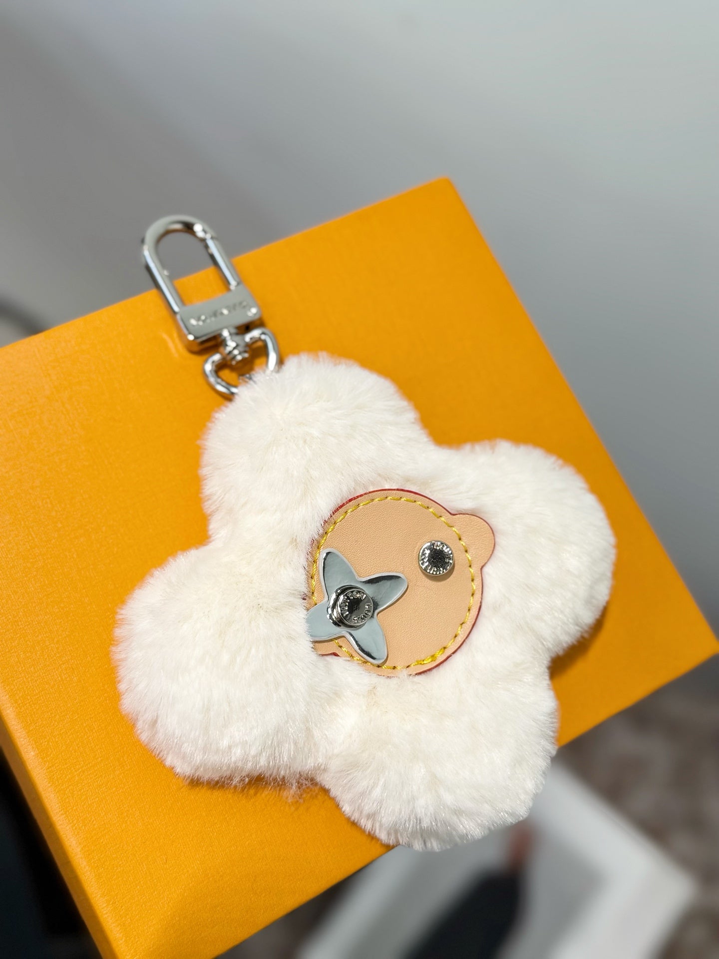 Vivinne fluffy pompom charm