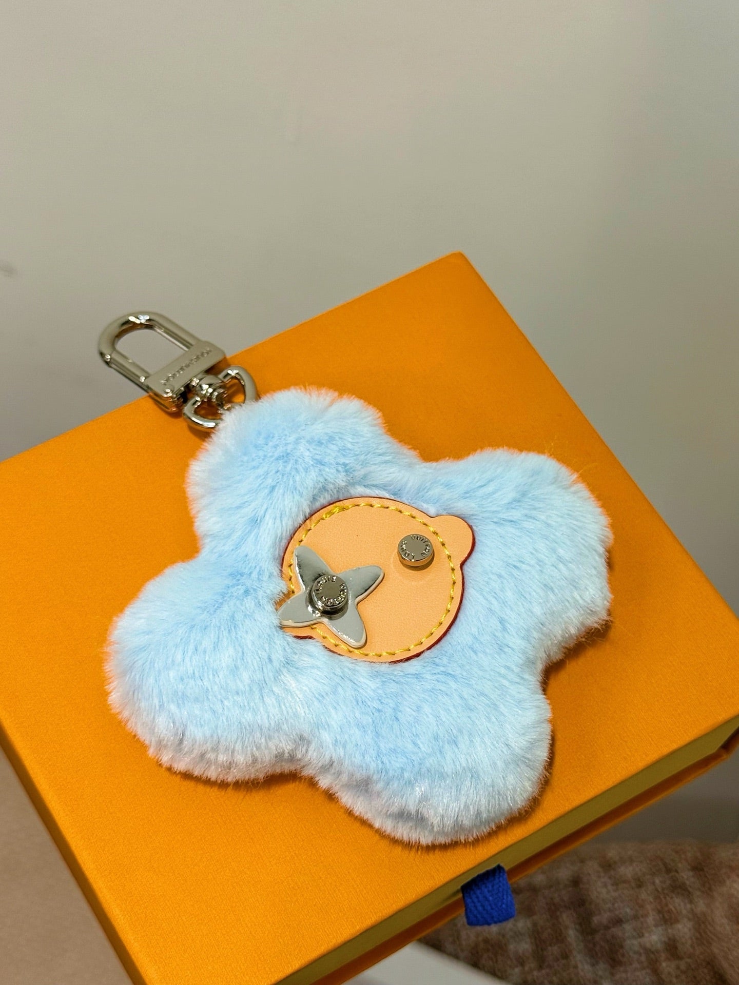 Vivinne fluffy pompom charm