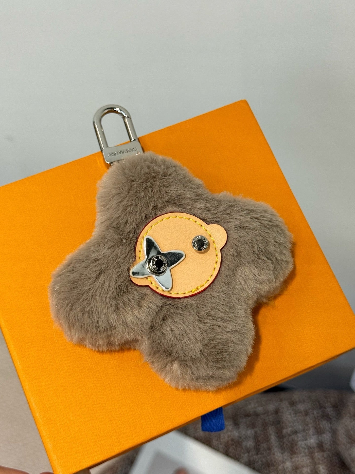 Vivinne fluffy pompom charm