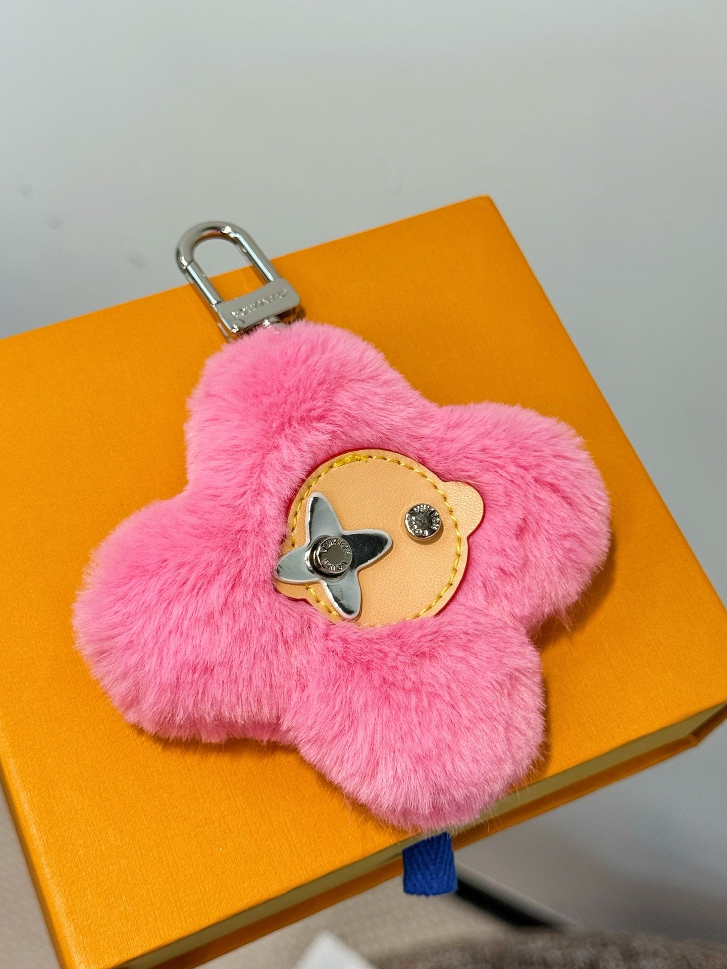 Vivinne fluffy pompom charm