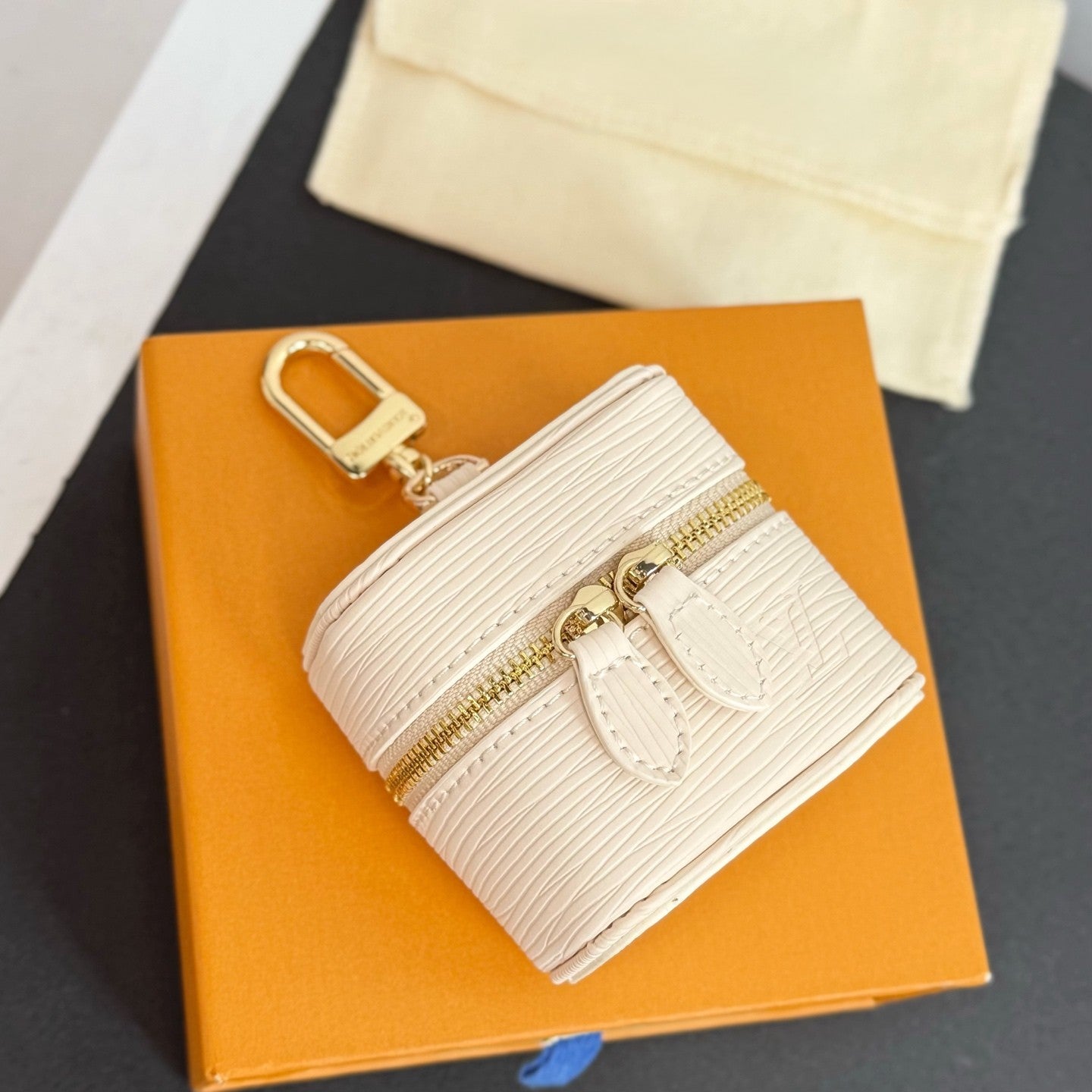 Mini Airpords makeup bag