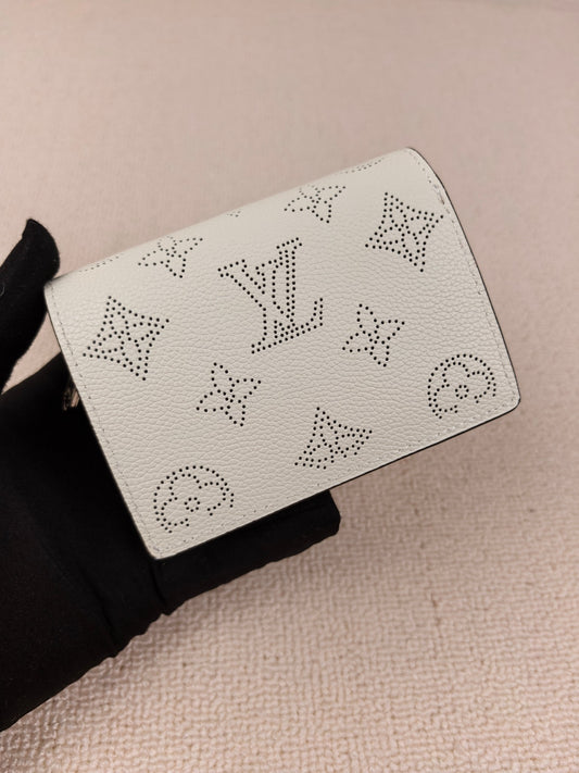 Openwork carving wallet