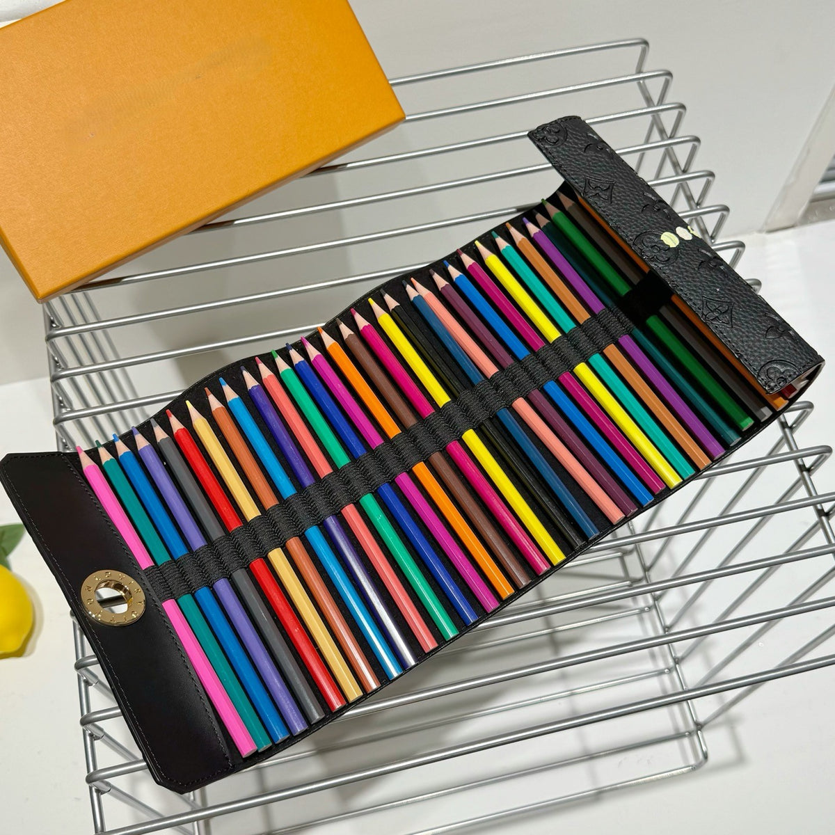 Colored pencil set