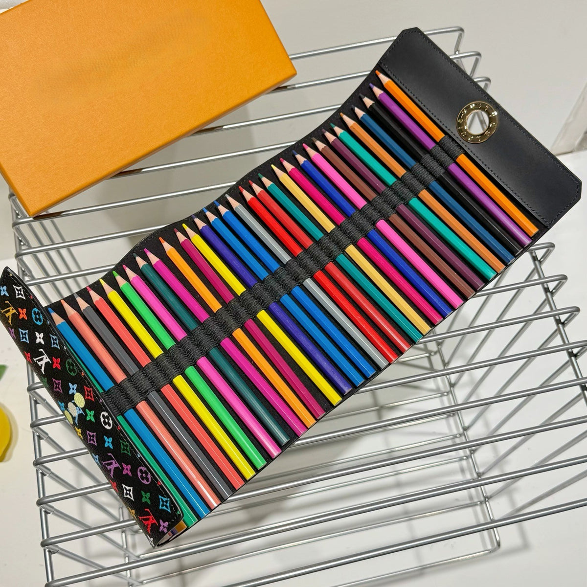 Colored pencil set
