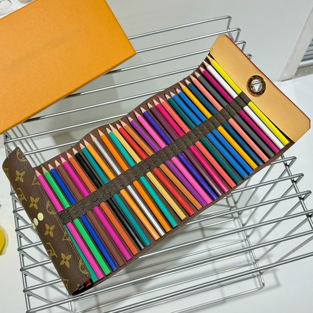 Colored pencil set
