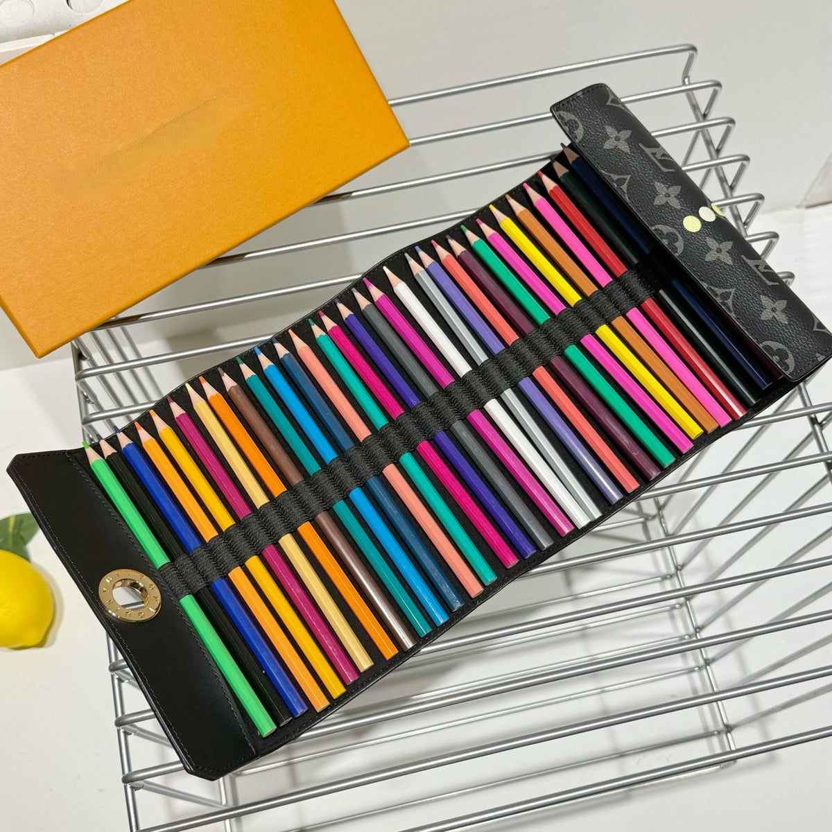 Colored pencil set