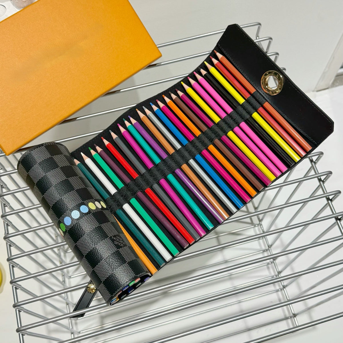 Colored pencil set